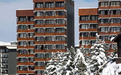 Les Menuires 230: Gebäude, Daytime, Eigentum, Fenster, Himmel, Schnee, Welt, Die Architektur, Urban Design, Tower Block