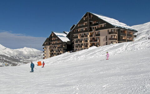 Les Menuires 300: Himmel, Schnee, Berg, Gebäude, Fenster, Steigung, Haus, Eiskappe, Wolke, Terrain