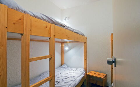 Les Menuires 630: Bett, Zimmer, Möbel, Eigentum, Schlafzimmer, Wand, Gebäude, Herberge, Haus, Decke