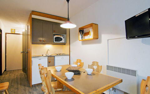 Les Menuires 630: Tabelle, Möbel, Holz, Stuhl, Küche & Esszimmer Tisch, Interior Design, Haushaltsgerät, Wohnzimmer, Fussboden, Flooring