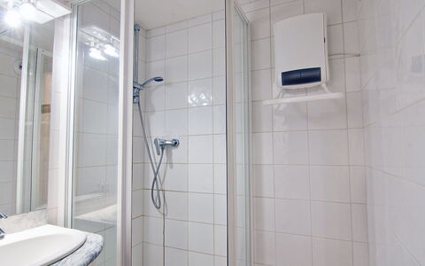 Les Menuires 630: Badezimmer, Eigentum, Zimmer, Fliese, Wand, Armatur, Dusche, Die Architektur, Grundeigentum, Interior Design