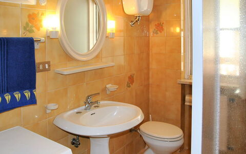 Francesca: Braun, Spiegel, Armatur, Zapfhahn, Sinken, Bad Sink, Eigentum, Badezimmer, Lila, Blau