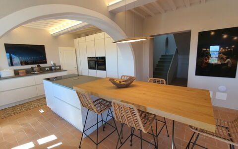 Casa Insieme: Tabelle, Eigentum, Möbel, Gebäude, Holz, Haus, Interior Design, Halle, Cabinetry, Fussboden