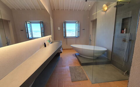 Casa Insieme: Eigentum, Armatur, Zapfhahn, Badewanne, Azurblau, Holz, Lila, Interior Design, Badezimmer, Sinken