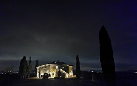 Casa Insieme: Atmosphäre, Himmel, Fenster, Wolke, Dämmerung, Gebäude, Horizont, Stadt, Tönungen Und Schatten, Landschaft