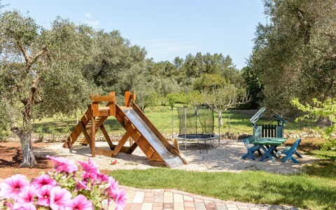 Villa Käthe Con Piscina Privata: Pflanze, Blume, Himmel, Botanik, Baum, Natürliche Landschaft, Holz, Gras, Freizeit, Landschaft