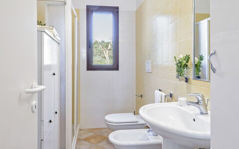 Villa Käthe Con Piscina Privata: Zapfhahn, Armatur, Spiegel, Pflanze, Sinken, Bad Sink, Eigentum, Badezimmer, Lila, Interior Design