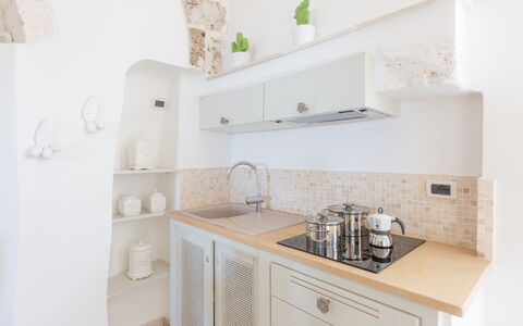 Romeo e Giulietta - Terrazza Vista Mare: Cabinetry, Countertop, Weiss, Produkt, Zapfhahn, Regale, Sinken, Interior Design, Küche, Holz