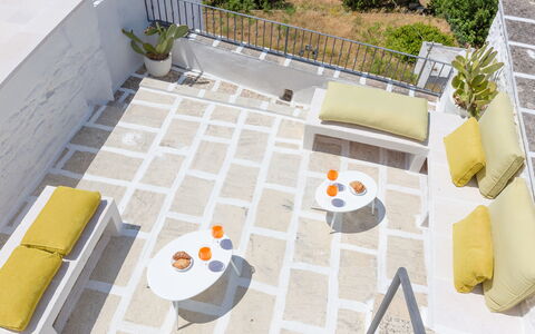 Romeo e Giulietta - Terrazza Vista Mare: Pflanze, Interior Design, Urban Design, Gelb, Gebäude, Flooring, Fussboden, Stuhl, Holz, Grundeigentum