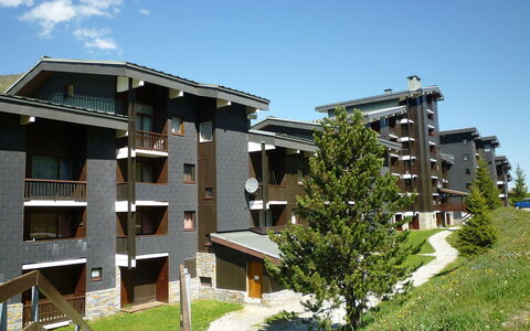 Les Menuires 640: Himmel, Pflanze, Gebäude, Wolke, Fenster, Baum, Tower Block, Eigentumswohnung, Grundstueck, Urban Design