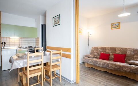 Les Menuires 640: Möbel, Tabelle, Couch, Holz, Bilderrahmen, Interior Design, Haus, Flooring, Wohnzimmer, Komfort