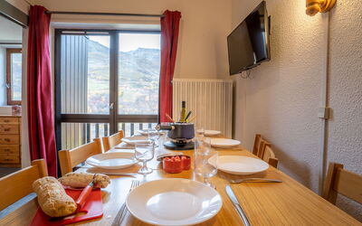 Les Menuires 640: Tabelle, Eigentum, Cabinetry, Gebäude, Dishware, Holz, Countertop, Interior Design, Geschirr, Küchengerät