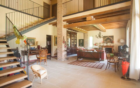 Villa Monia: Möbel, Eigentum, Holz, Interior Design, Fussboden, Flooring, Wand, Hartholz, Zimmerpflanze, Grundeigentum