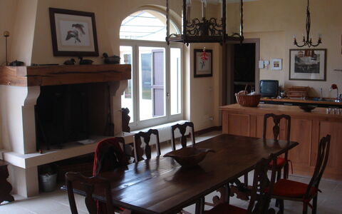 Villa Monia: Tabelle, Möbel, Eigentum, Bilderrahmen, Gebäude, Stuhl, Fenster, Holz, Beleuchtung, Interior Design