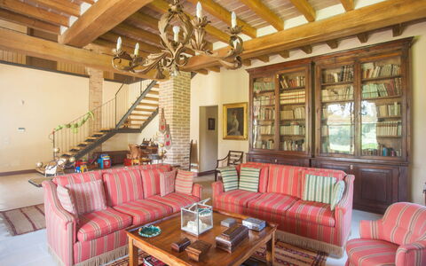 Villa Monia: Tabelle, Möbel, Couch, Eigentum, Gebäude, Holz, Beleuchtung, Interior Design, Bilderrahmen, Wohnzimmer