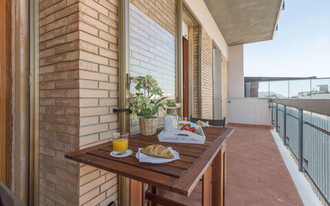 Cattolica Sea Loft: Tabelle, Eigentum, Geschirr, Gebäude, Fenster, Essen, Holz, Himmel, Interior Design, Schatten