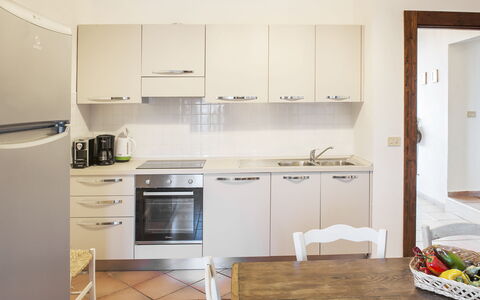 Villa Degli Aranci: Cabinetry, Spüle, Countertop, Sinken, Möbel, Herd, Küchengerät, Küche, Haushaltsgerät, Holz