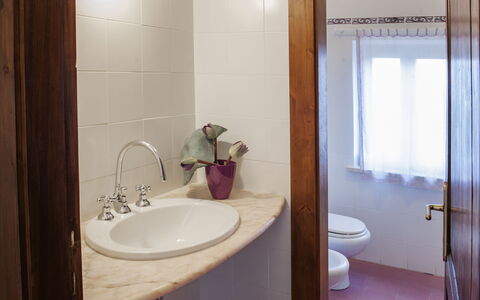 Villa Degli Aranci: Braun, Spiegel, Zapfhahn, Sinken, Armatur, Bad Sink, Eigentum, Fotografieren, Lila, Badezimmer