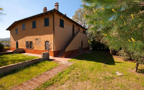 Holiday Home Giannella: Pflanze, Himmel, Gebäude, Fenster, Baum, Grundstueck, Gras, Haus, Hütte, Tür