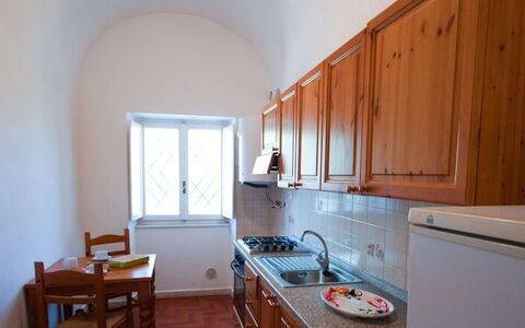 Holiday Home Giannella: Cabinetry, Möbel, Eigentum, Countertop, Spüle, Fenster, Gebäude, Holz, Sinken, Küche
