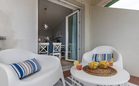 Conero Suite: Möbel, Eigentum, Komfort, Produkt, Azurblau, Textil, Holz, Beleuchtung, Gebäude, Orange