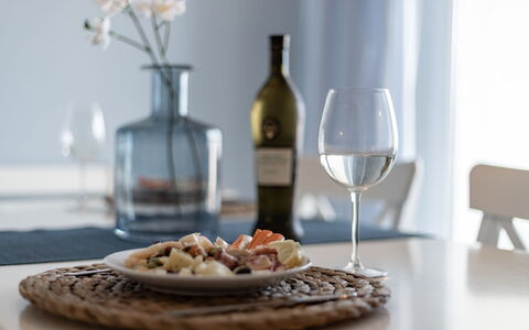 Conero Suite: Essen, Geschirr, Tabelle, Möbel, Dishware, Flasche, Drinkware, Wein, Zutat
