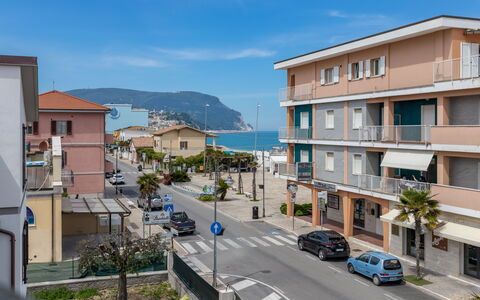 Conero Suite: Himmel, Auto, Wolke, Gebäude, Daytime, Eigentum, Fenster, Pflanze, Fahrzeug, Haus