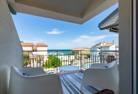 Conero Suite: Himmel, Wolke, Daytime, Gebäude, Eigentum, Schatten, Azurblau, Die Architektur, Interior Design