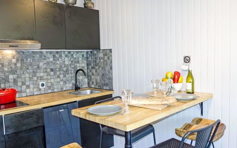 Le Roc de Peclet: Cabinetry, Countertop, Zapfhahn, Eigentum, Sinken, Möbel, Tabelle, Spüle, Holz, Armatur