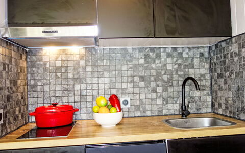 Le Roc de Peclet: Countertop, Zapfhahn, Spüle, Armatur, Sinken, Cabinetry, Küche, Herd, Holz, Beleuchtung