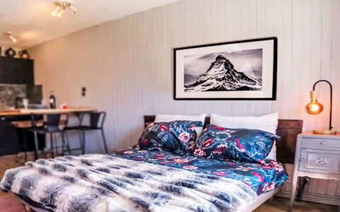 Le Roc de Peclet: Möbel, Schlafzimmer, Bett, Interior Design, Bettdecke, Bedding, Linens, Textil, Fussboden, Zimmer