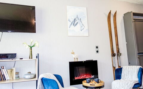 Le Roc de Peclet: Möbel, Eigentum, Bilderrahmen, Gebäude, Blau, Azurblau, Komfort, Tabelle, Holz, Interior Design