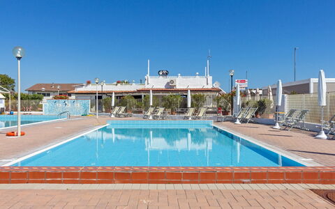 Villa Il Pesco: Wasser, Himmel, Schwimmbad, Azurblau, Freizeit, Verbundwerkstoff, Gartenmöbel, Erholung, Rechteck, Schatten