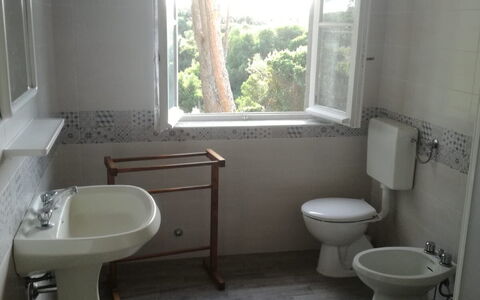 Giannella Holiday Apartment: Armatur, Eigentum, Fenster, Sinken, Zapfhahn, Bad Sink, Badezimmer, Lila, Gebäude