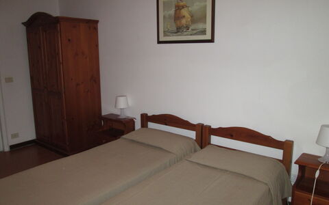 Giannella Holiday Apartment: Möbel, Eigentum, Komfort, Bett, Holz, Bilderrahmen, Gebäude, Interior Design, Flooring, Bettrahmen