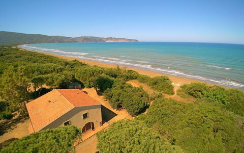 Giannella Holiday Apartment: Himmel, Wasser, Pflanzengemeinschaft, Gebäude, Ökoregion, Wolke, Natürliche Landschaft, Pflanze, Azurblau, Strand