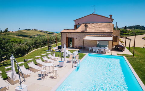 Villa Clair: Schwimmbad, Resort, Hotel, Villa, Gartenmöbel, Stuhl, Hazienda, Freizeitzentrum, Eco Hotel, Thermae