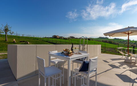 Villa Clair: Himmel, Tabelle, Möbel, Wolke, Schatten, Tisch Im Freien, Pflanze, Gartenmöbel, Stuhl, Holz