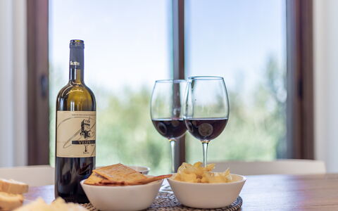Villa Clair: Essen, Tabelle, Geschirr, Drinkware, Möbel, Wein, Kelche, Flasche, Weinglas, Barware