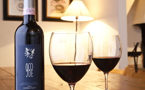 Chianti Resort: Geschirr, Drinkware, Flasche, Kelche, Möbel, Wein, Barware, Weinglas, Glasflasche