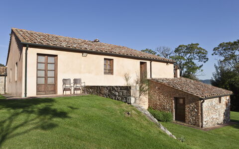 Chianti Resort: Himmel, Gebäude, Eigentum, Pflanze, Fenster, Baum, Haus, Grundstueck, Gras, Wohngebiet