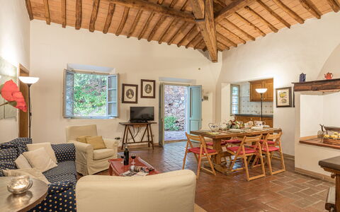 Chianti Resort: Möbel, Bilderrahmen, Tabelle, Holz, Interior Design, Fussboden, Couch, Haus, Flooring, Wohnzimmer