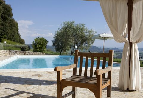Chianti Resort: Himmel, Wasser, Möbel, Eigentum, Pflanze, Schwimmbad, Azurblau, Schatten, Gartenmöbel, Tabelle