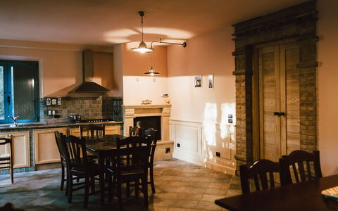 Villa Millefiori: Tabelle, Möbel, Stuhl, Küche, Holz, Beleuchtung, Countertop, Wohnzimmer, Fenster, Flooring