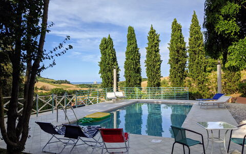 Villa Millefiori: Wasser, Himmel, Pflanze, Wolke, Möbel, Natur, Stuhl, Baum, Schwimmbad, Gartenmöbel