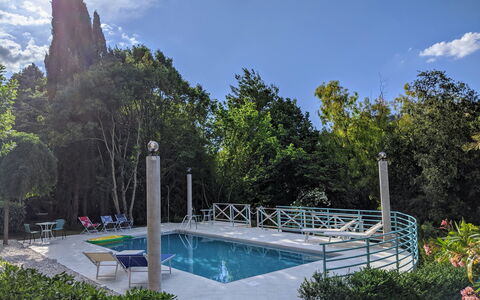 Villa Millefiori: Wasser, Wolke, Himmel, Pflanze, Wasservorräte, Azurblau, Schwimmbad, Baum, Natürliche Landschaft, Die Architektur