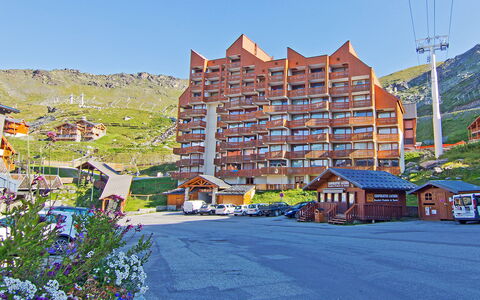 Val Thorens 130: Himmel, Gebäude, Berg, Azurblau, Haus, Urban Design, Steigung, Pflanze, Landschaft