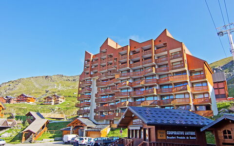 Val Thorens 130: Himmel, Gebäude, Eigentum, Infrastruktur, Urban Design, Die Architektur, Nachbarschaft, Wohngebiet, Holz