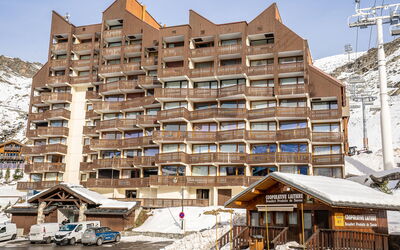 Val Thorens 130: Himmel, Gebäude, Eigentum, Die Architektur, Schnee, Nachbarschaft, Eigentumswohnung, Urban Design, Tower Block, Öffentlicher Raum