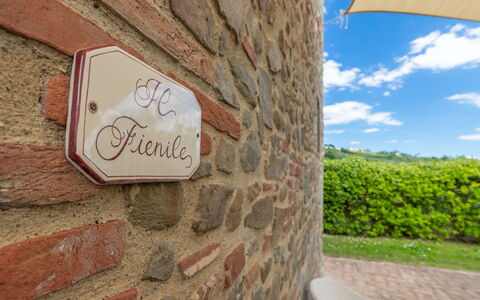 Il Fienile Holiday Home: Pflanze, Eigentum, Himmel, Grün, Blatt, Wolke, Holz, Die Architektur, Backstein